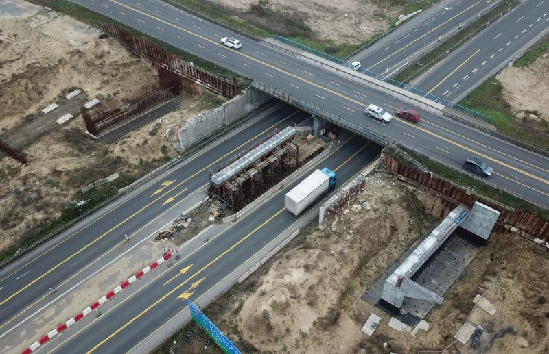 Utrudnienia w ruchu -montaż belek na nowym wiadukcie węzła drogowego Szczecin Kijewo