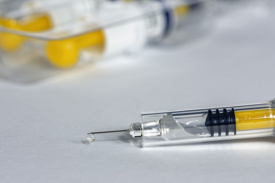 MZ: szczepionek przeciw Covid-19 wystarczy dla wszystkich